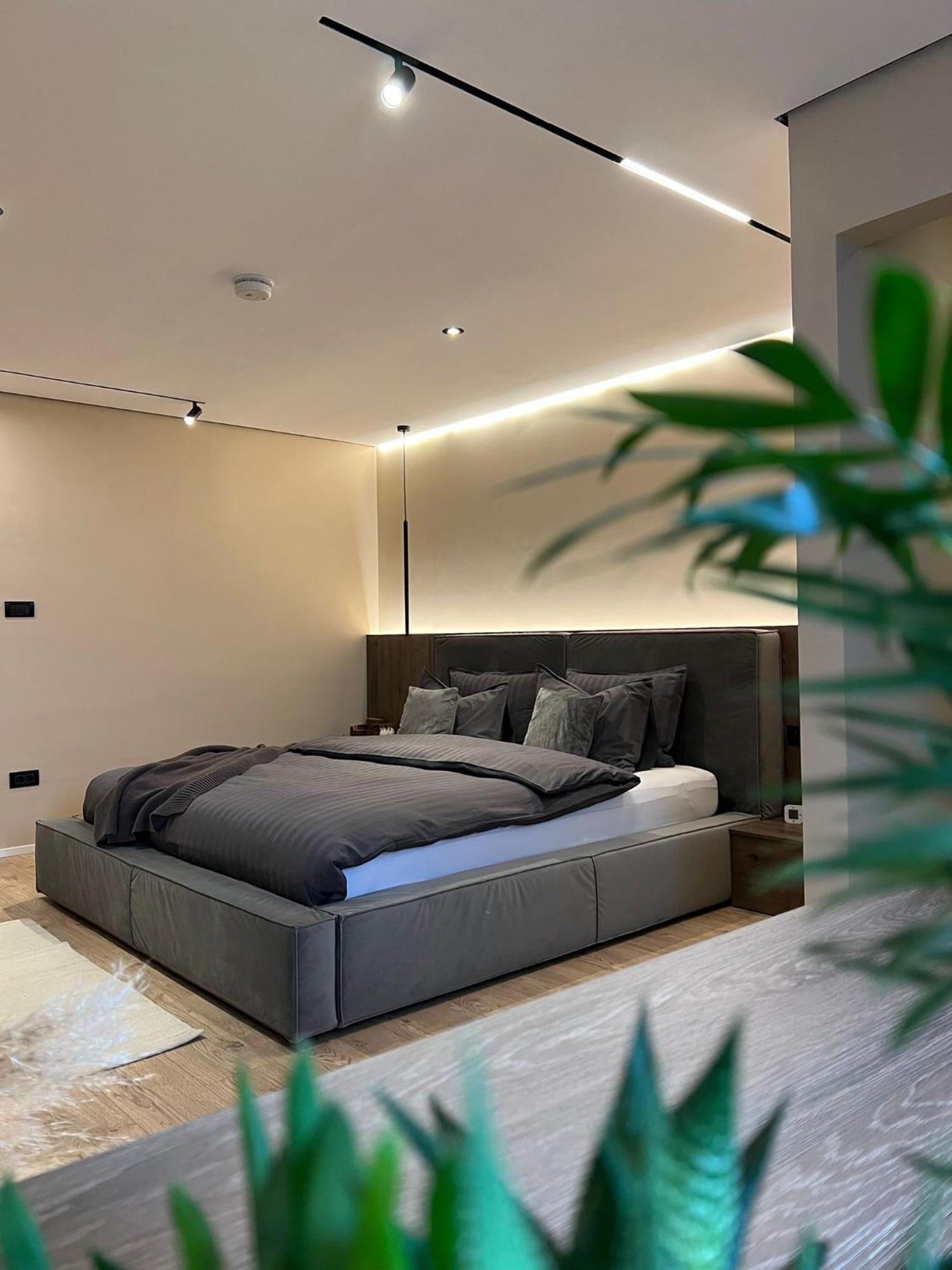 7- A Chic Urban Hideaway, 10min Walk To Center *