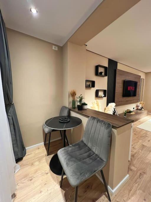 7- A Chic Urban Hideaway, 10min Walk To Center Timişoara