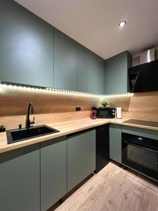 7- A Chic Urban Hideaway, 10min Walk To Center Apartament