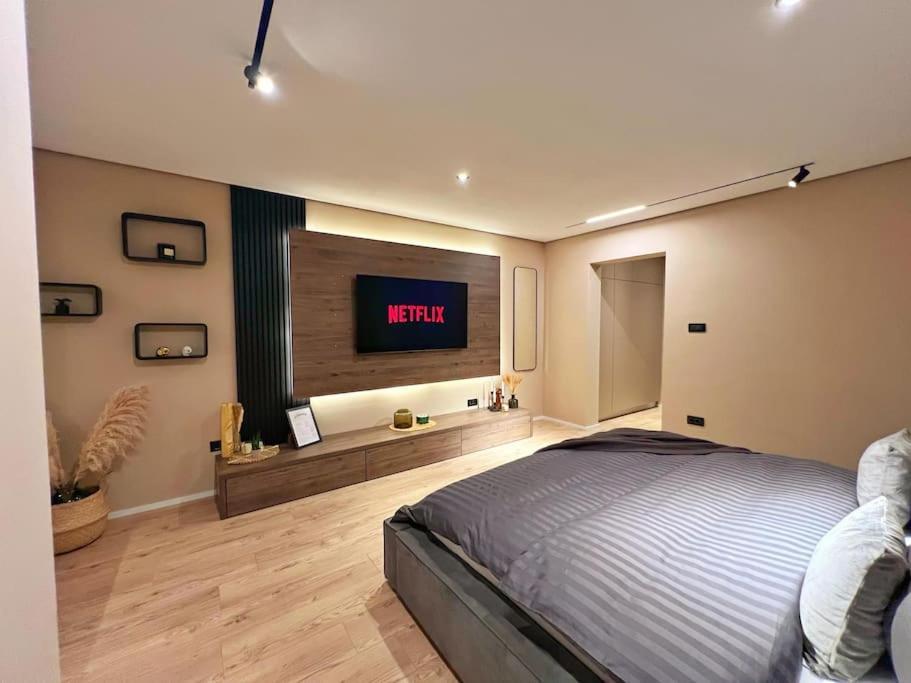 7- A Chic Urban Hideaway, 10min Walk To Center *