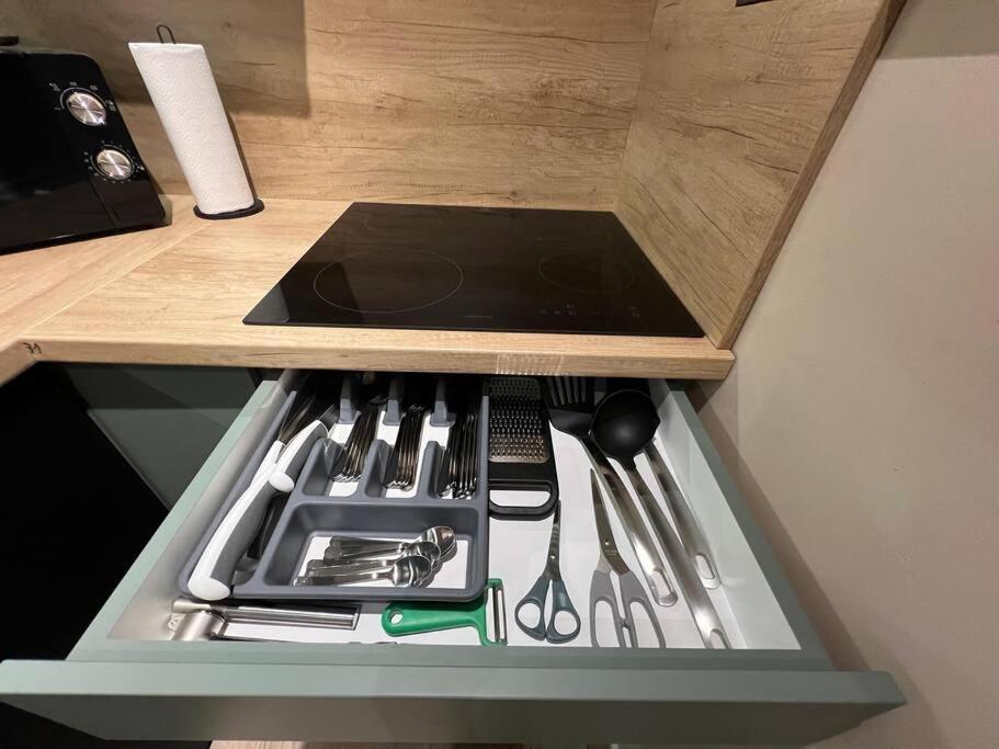 7- A Chic Urban Hideaway, 10min Walk To Center